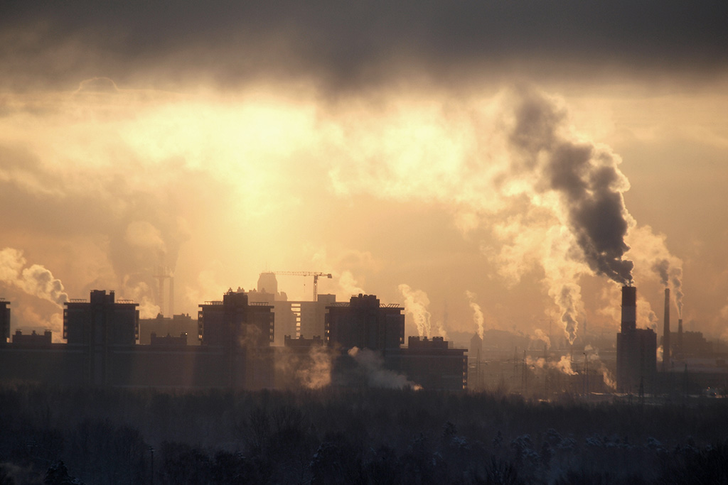 Vista panorámica de la ciudad, cubierta del humo originado por las fábricas